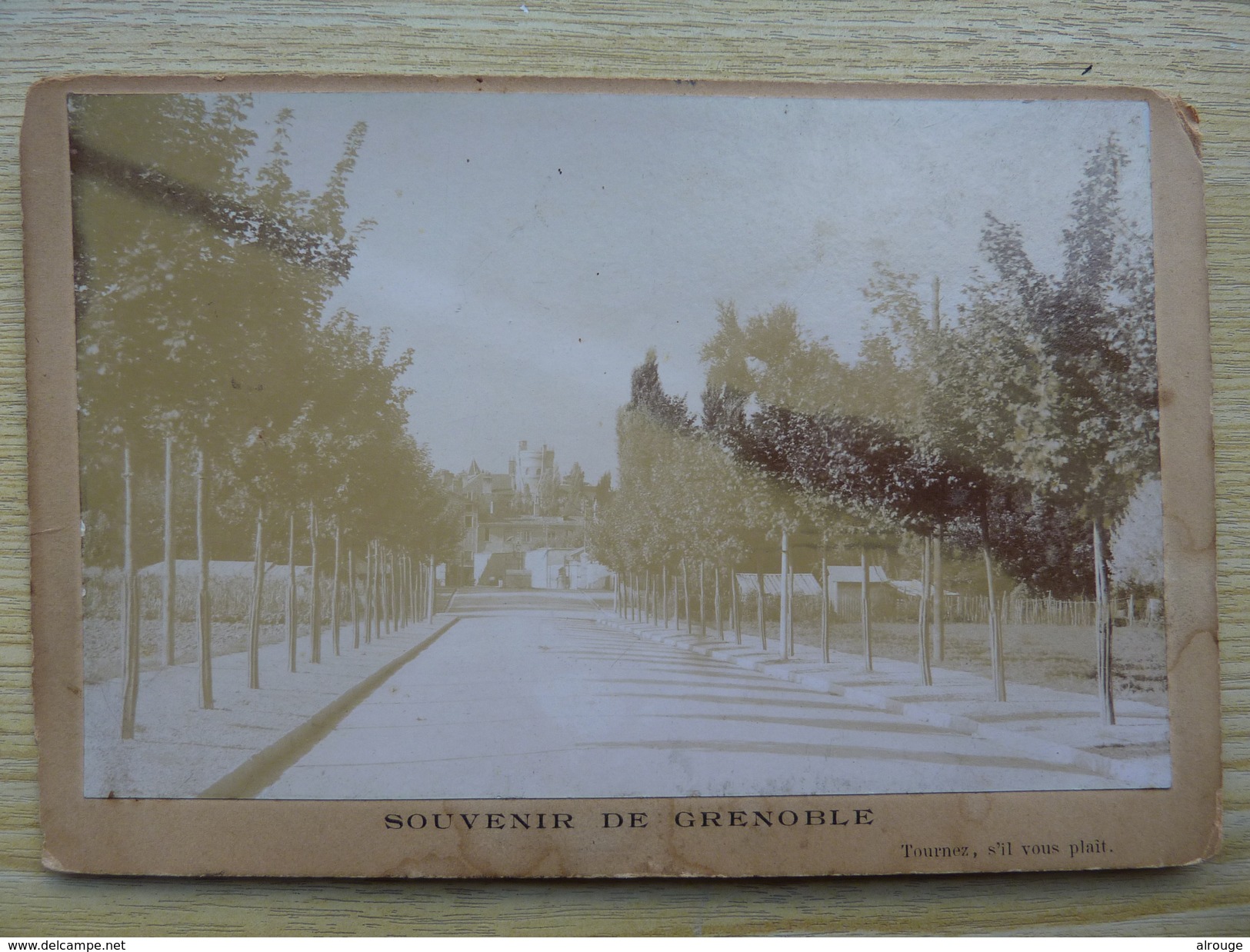 Souvenir De Grenoble, Tour Féodale De Clérieu Costruite En 882 - Lieux