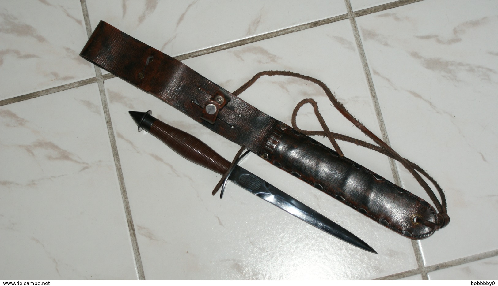 ANCIENNE REPRODUCTION DAGUE V-42 - Knives/Swords