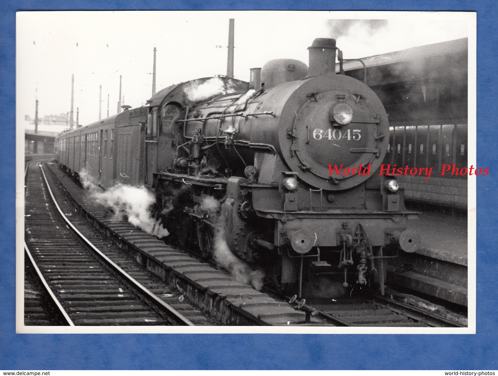 Photo Ancienne - Gare à Situer - Superbe Locomotive à Identifier 64045 - Ligne De Chemin De Fer Train Wagon - Treinen