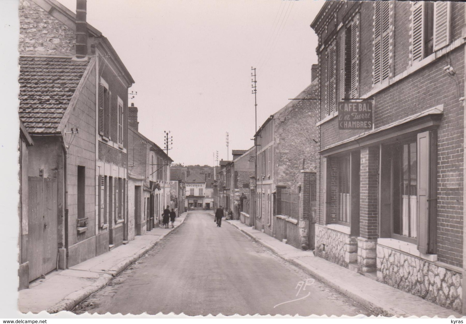 CPSM 10X15 . BONNIERES (78) Rue Raymond Pochon ( Café-Bal-Chambres "Chez Pierre" / Charcuterie ) - Bonnieres Sur Seine