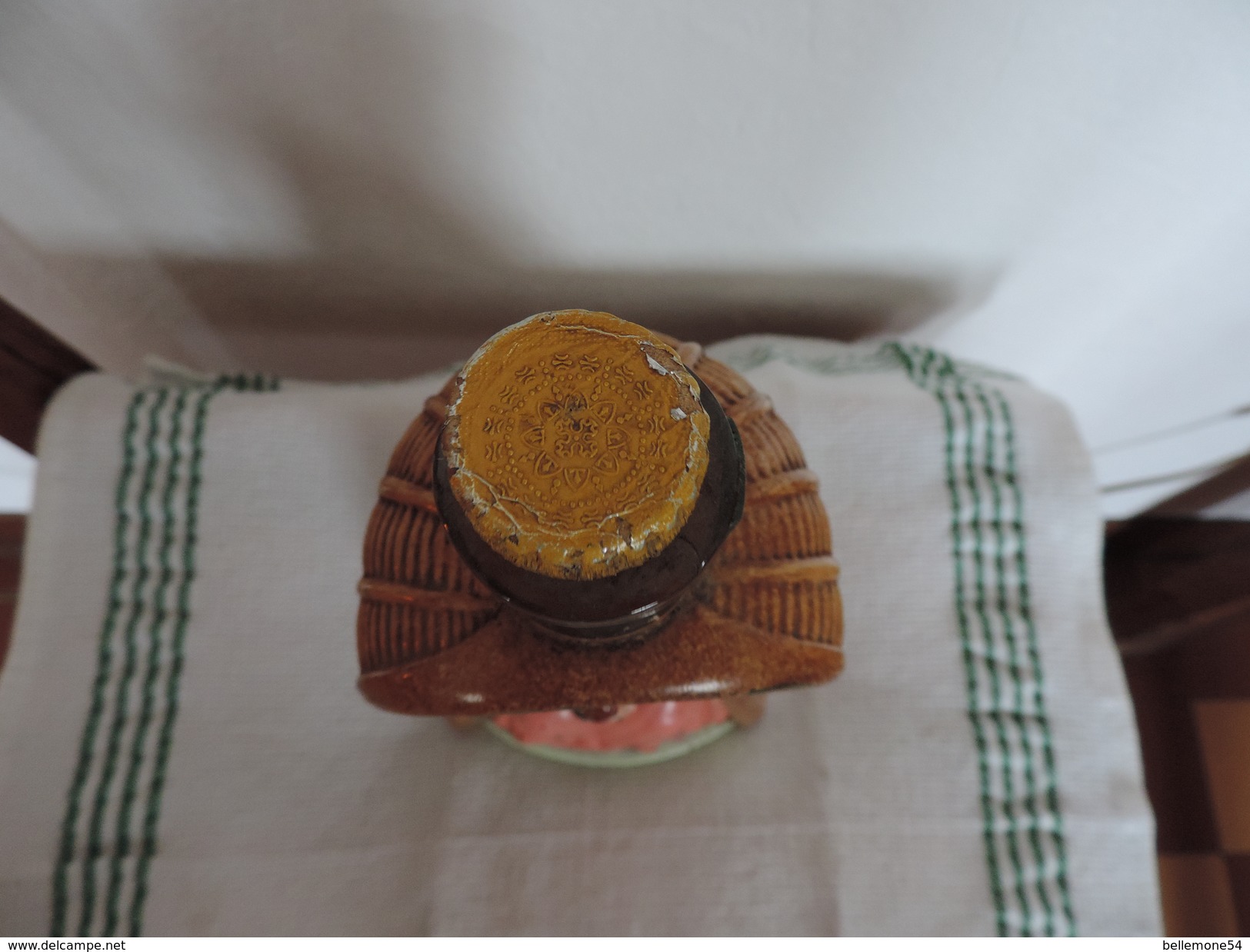 Rare Bouteille Ancienne Marqué Festival  Femme Assise Dans Son Fauteuil - Autres & Non Classés