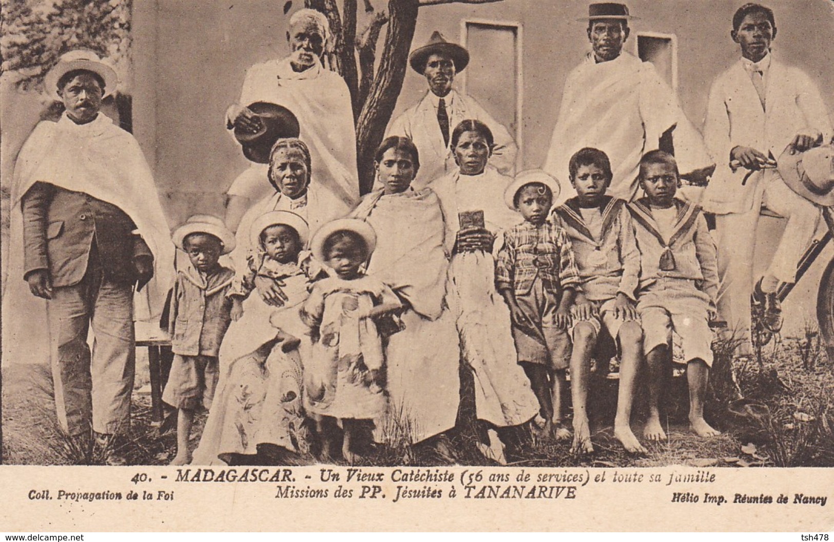 MADAGASCAR---un Vieux Cathéchiste 56 Ans De Service Et Toute Sa Famille---voir 2 Scans - Madagascar