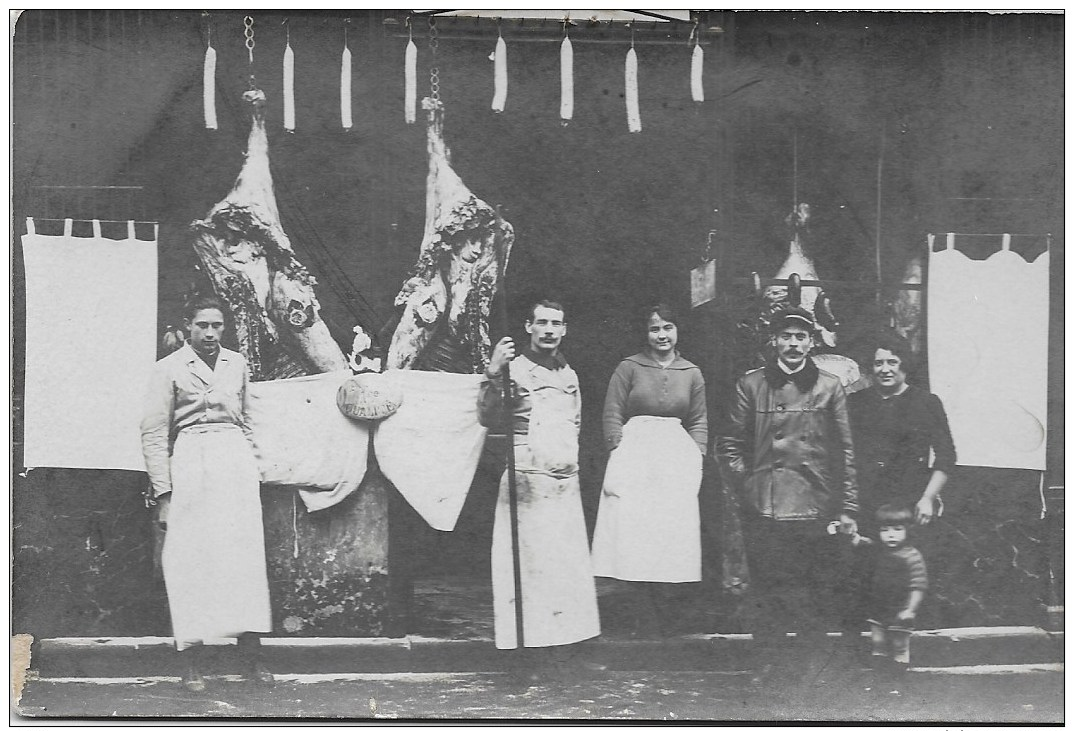 Carte Photo  Boucherie à Situer ( Bon Courage). Au Dos "Bon Souvenir A.M. PETIT - Foto