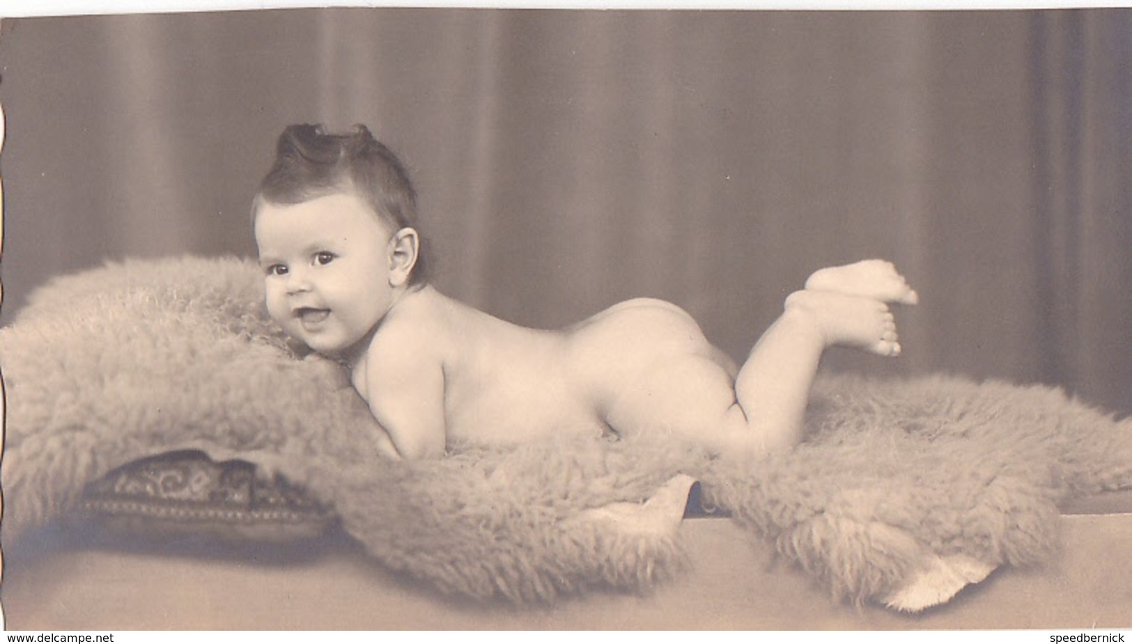 26029 Carte Photo -enfant Couche Culotte Bébé Baby Tout Nu ! Coussin- Année 50 ?  Belgique -attention Carte Coupée - Bébés