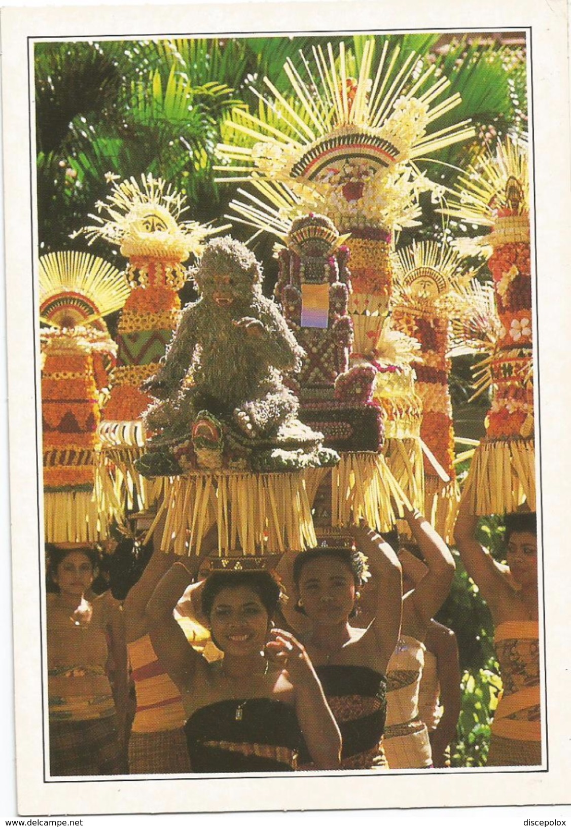 T2911 Indonesia - Bali - Donne Che Recano Offerte - Cartolina Con Legenda Descrittiva - Asia