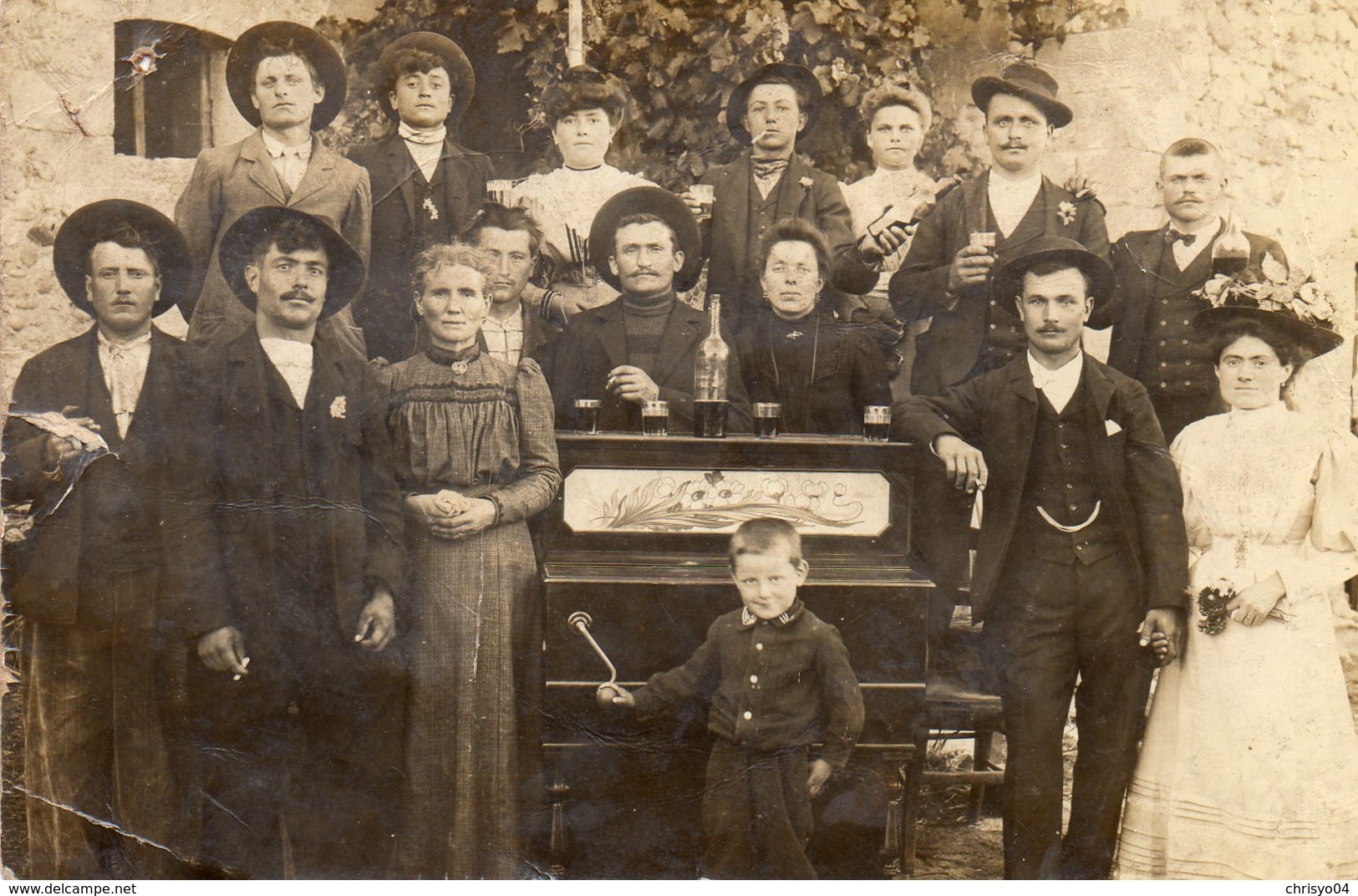 72Bv   Carte Photo Groupe De Personnes Buvant Le Vin Autour D'un Piano Mécanique (état) - Music And Musicians