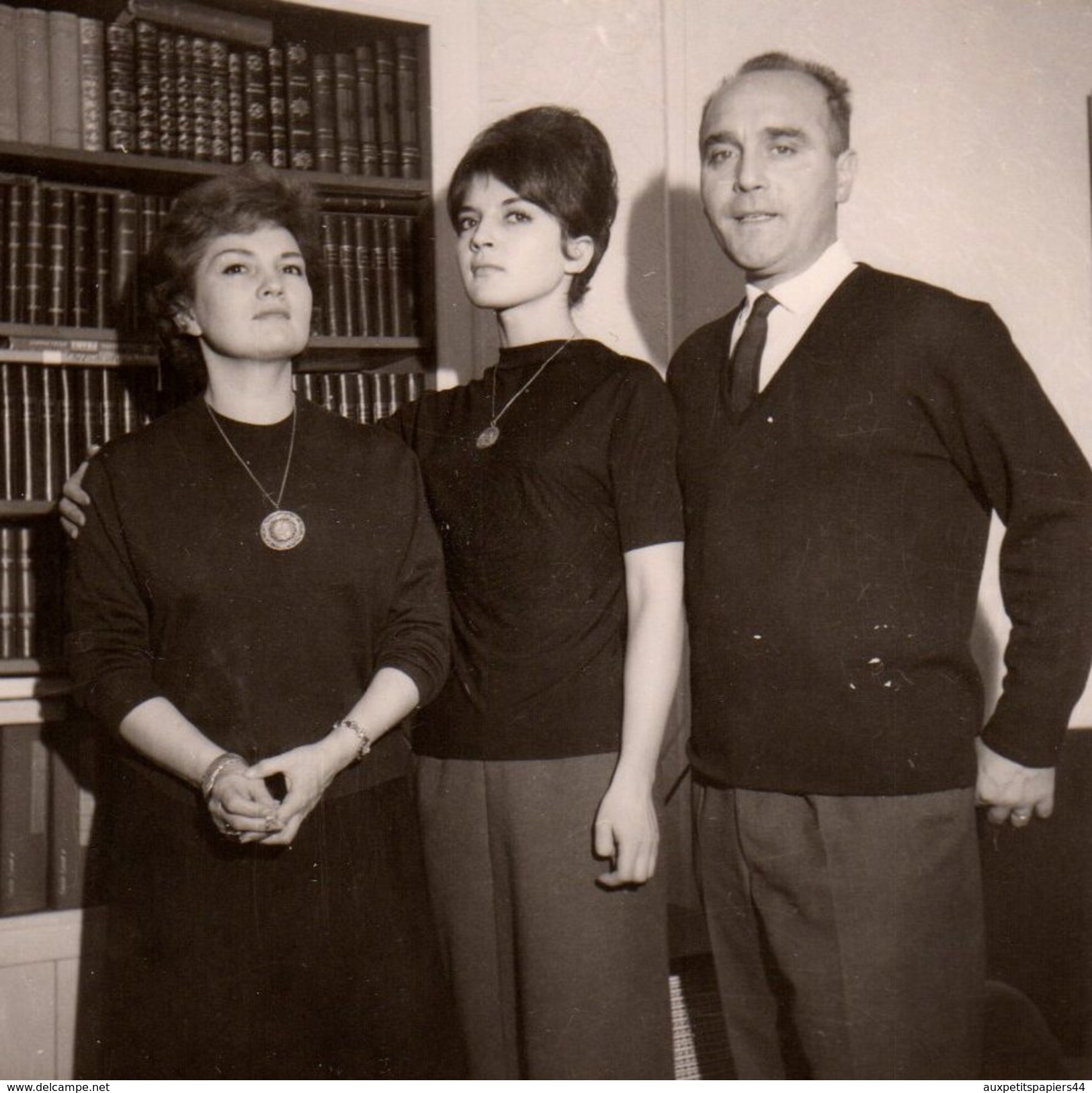 Photo Originale Portrait De Famille Idéale, Bien Sous Tous Rapports à Noël 1962 - Peu être Un Peu Strict ! - Personnes Anonymes