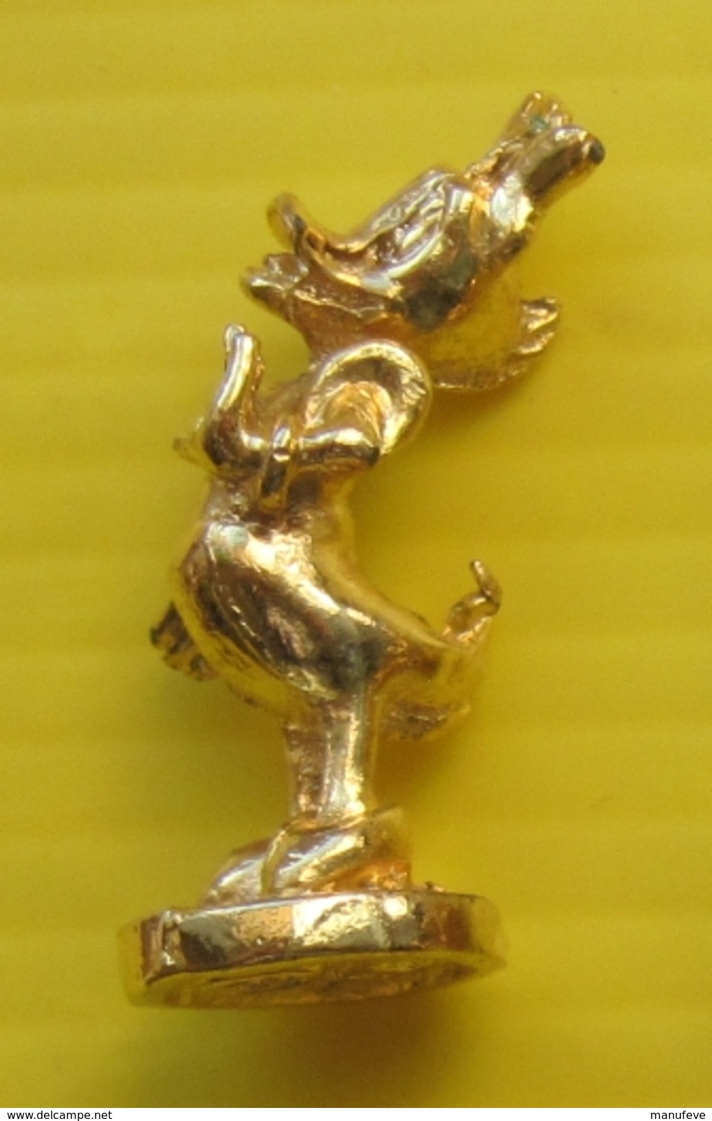 Fève En Métal Doré - Disney - Mickey Bijoux I  - Daisy - Découpe Entre Les Jambes  - Réf AFF 1993 4 - Disney