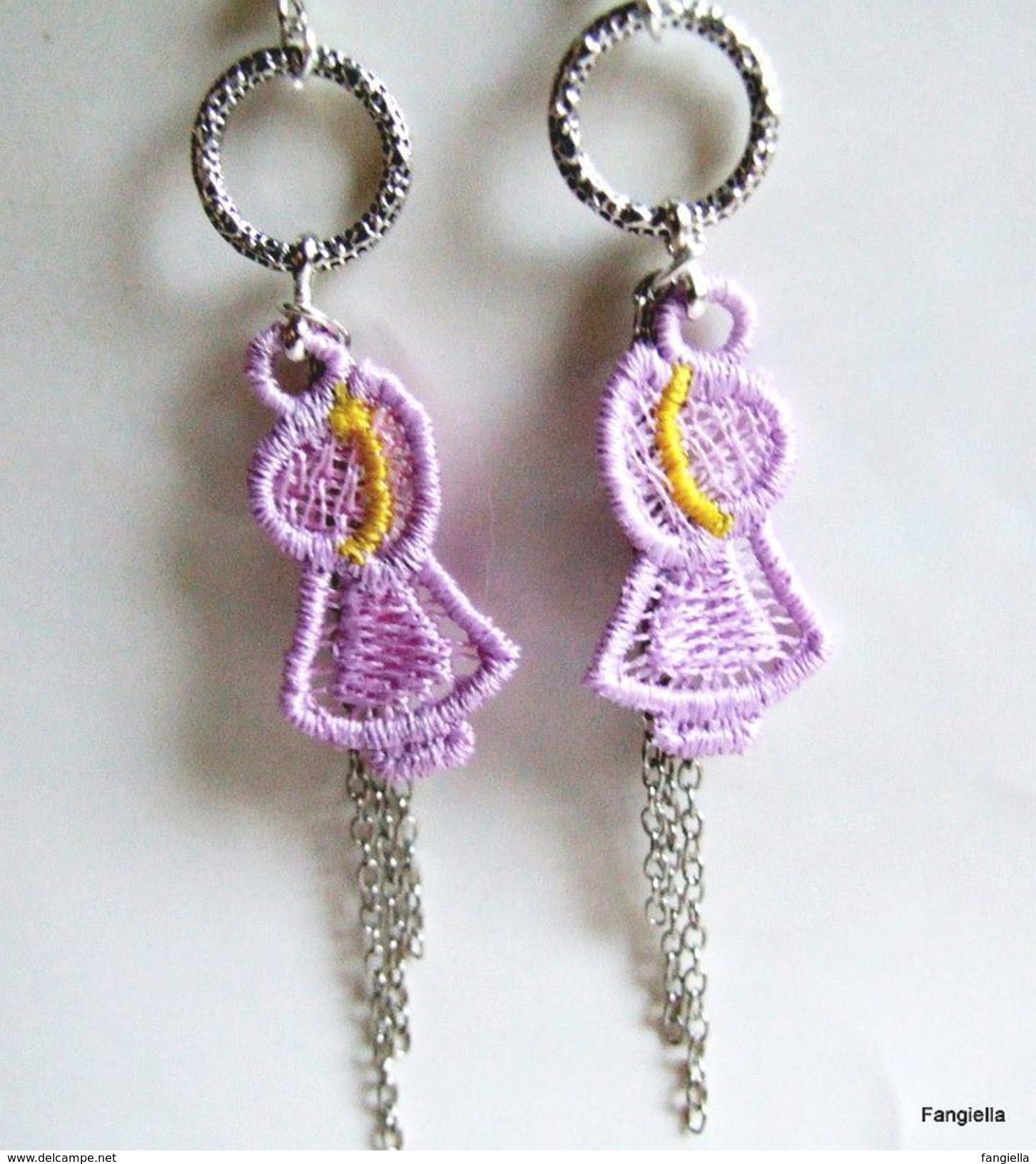 Boucles D'oreilles Rose Parme Poupée Artisanale Brodée Sur Accessoires Argentés  De Jolies Breloques Poupées Brodées Et - Orecchini