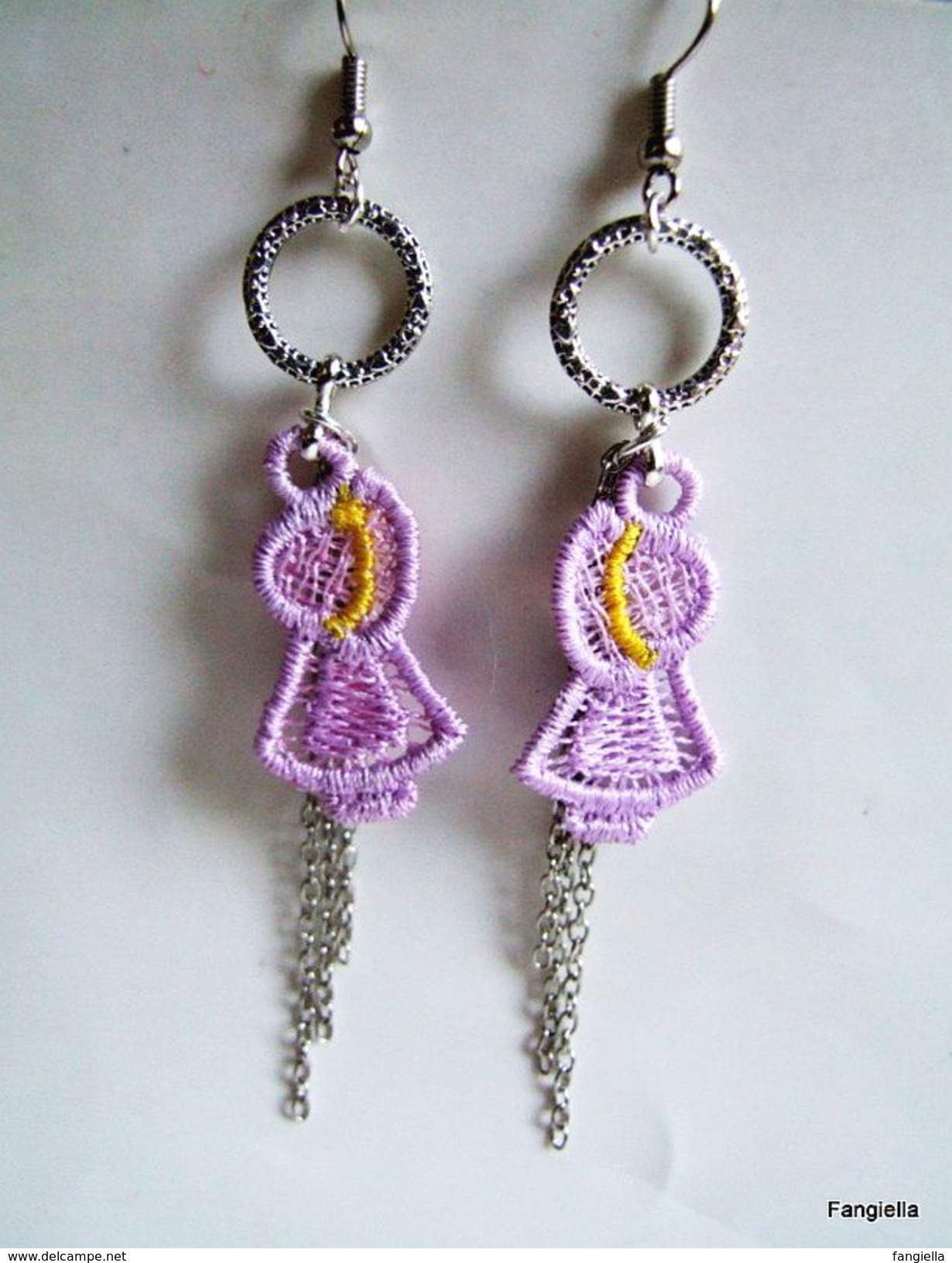 Boucles D'oreilles Rose Parme Poupée Artisanale Brodée Sur Accessoires Argentés  De Jolies Breloques Poupées Brodées Et - Oorringen