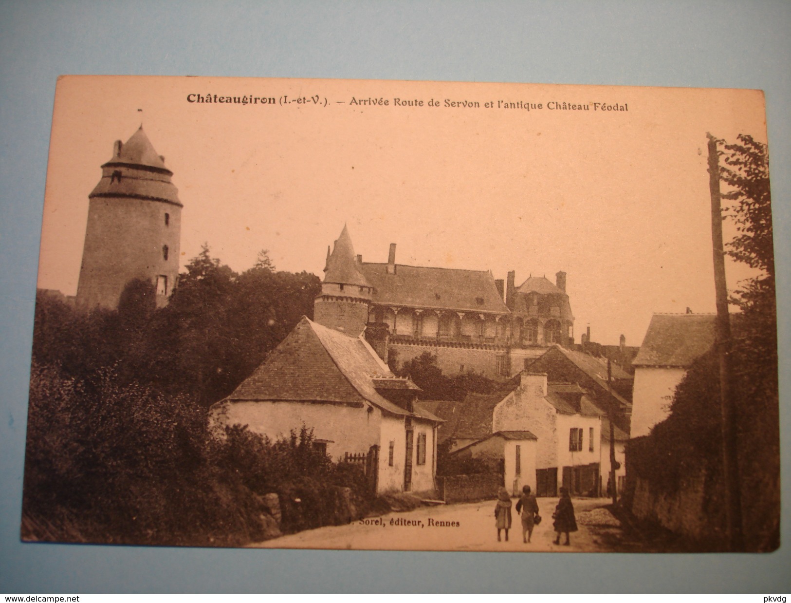 Châteaugiron. Arrivée Route De Servon Et L'antique Château Féodal. - Châteaugiron