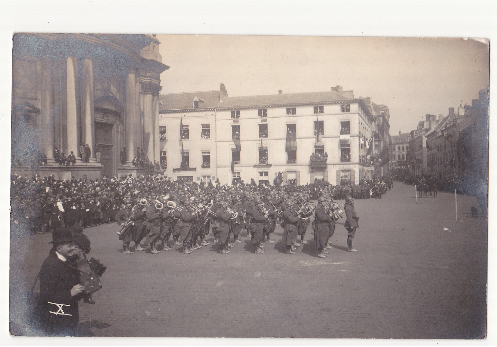 Namur. Carte-photo, Au Premier Plan Une Harmonie. - Namur