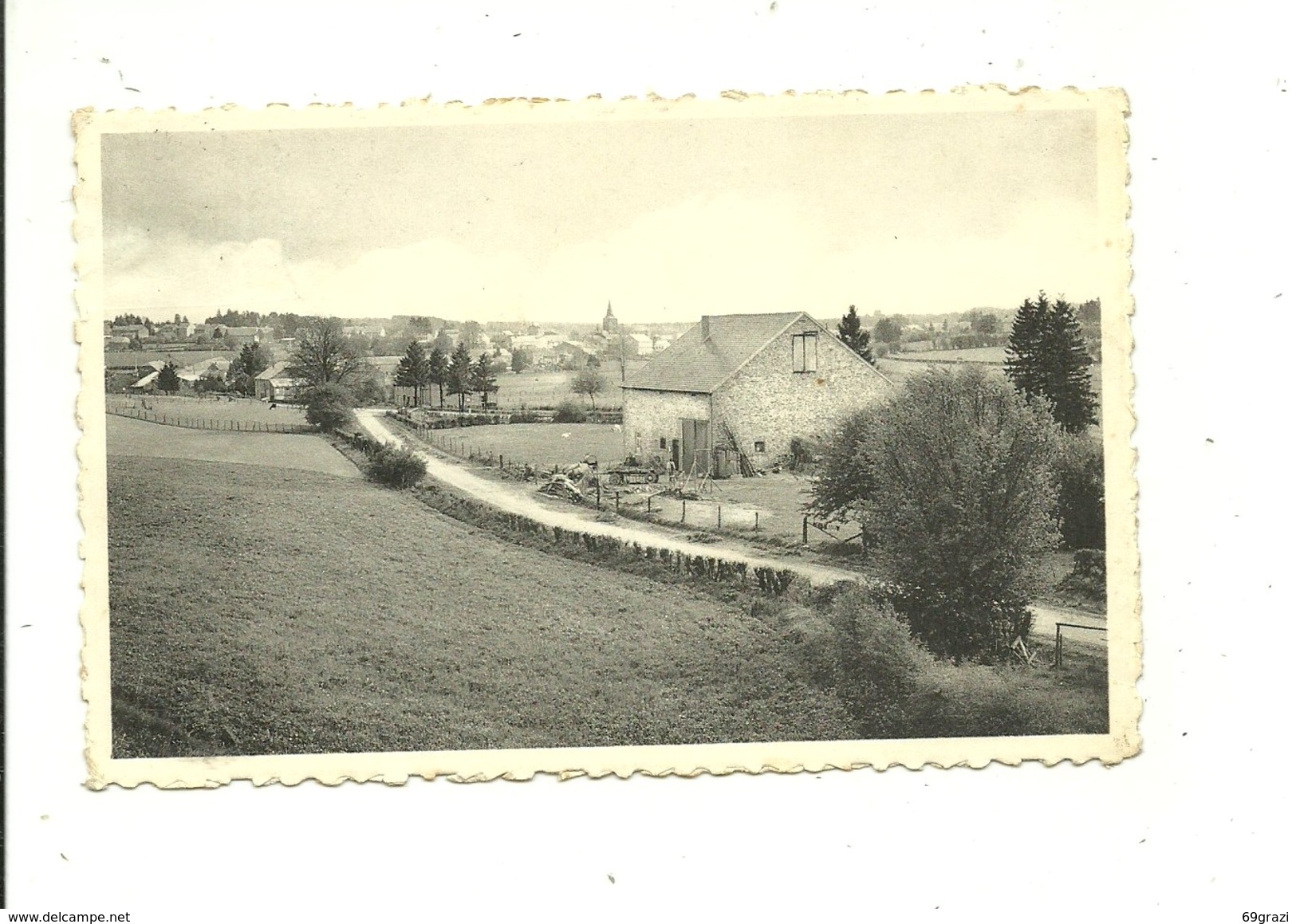 Bièvre Vue Panoramique ( Attention Timbre Arraché Qui Déforce Le Papier De La Carte Dans Le Coin Sup. Gauche ) - Bievre