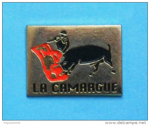 1 PIN'S  //   ** LA CAMARGUE ** - Corrida