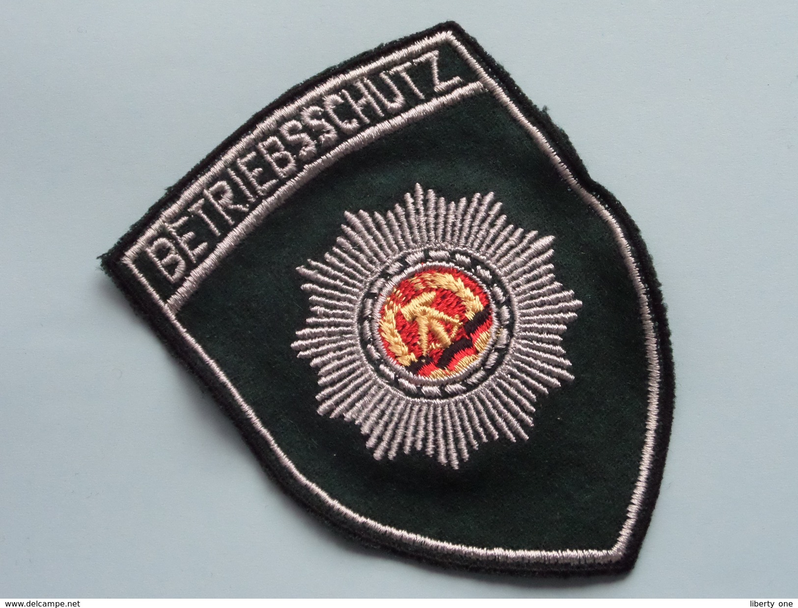 DDR BETRIEBSSCHUTZ Badge / Insigne Voor Kledij ( Zie Foto's Voor Detail ) Indentificier / Identify Plaese !! - Polizia