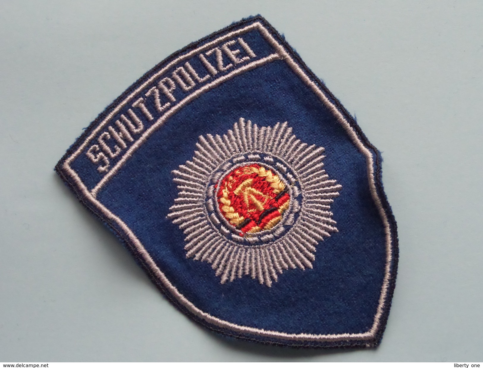 DDR SCHUTZPOLIZEI Badge / Insigne Voor Kledij ( Zie Foto's Voor Detail ) Indentificier / Identify Plaese !! - Polizei