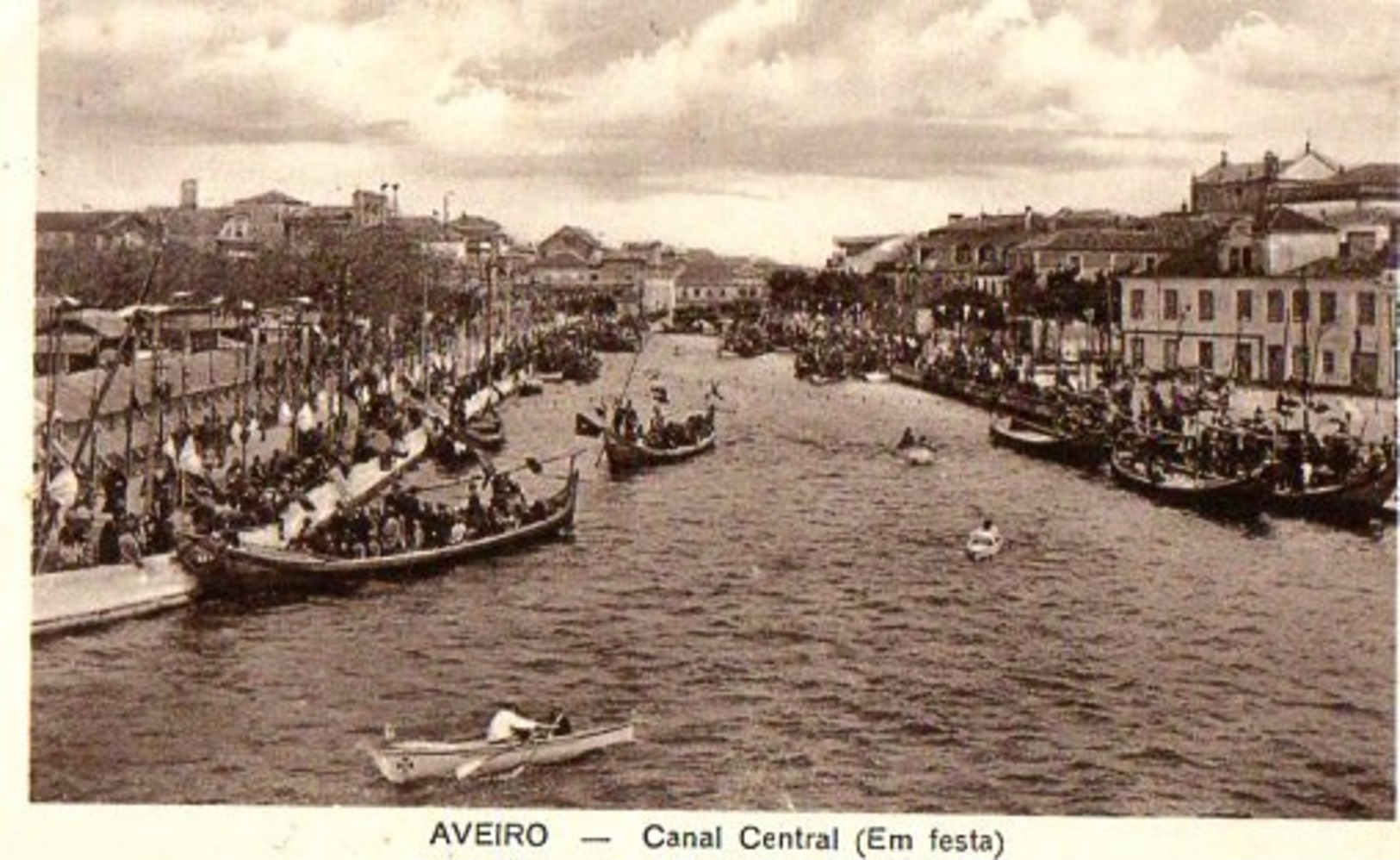 CPA AVEIRO "CANAL CENTRAL (EM FESTA)." - Aveiro