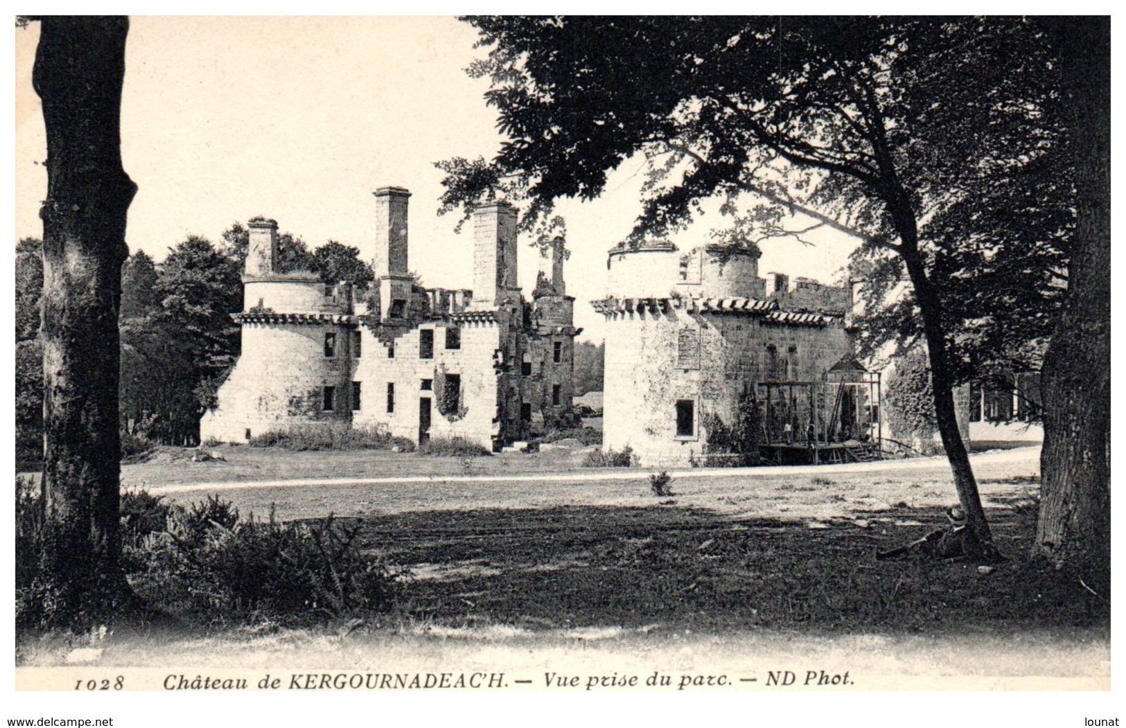 29 Château De KERGOURNADEACH - Vue Prise Du Parc - Cléder - Cléder