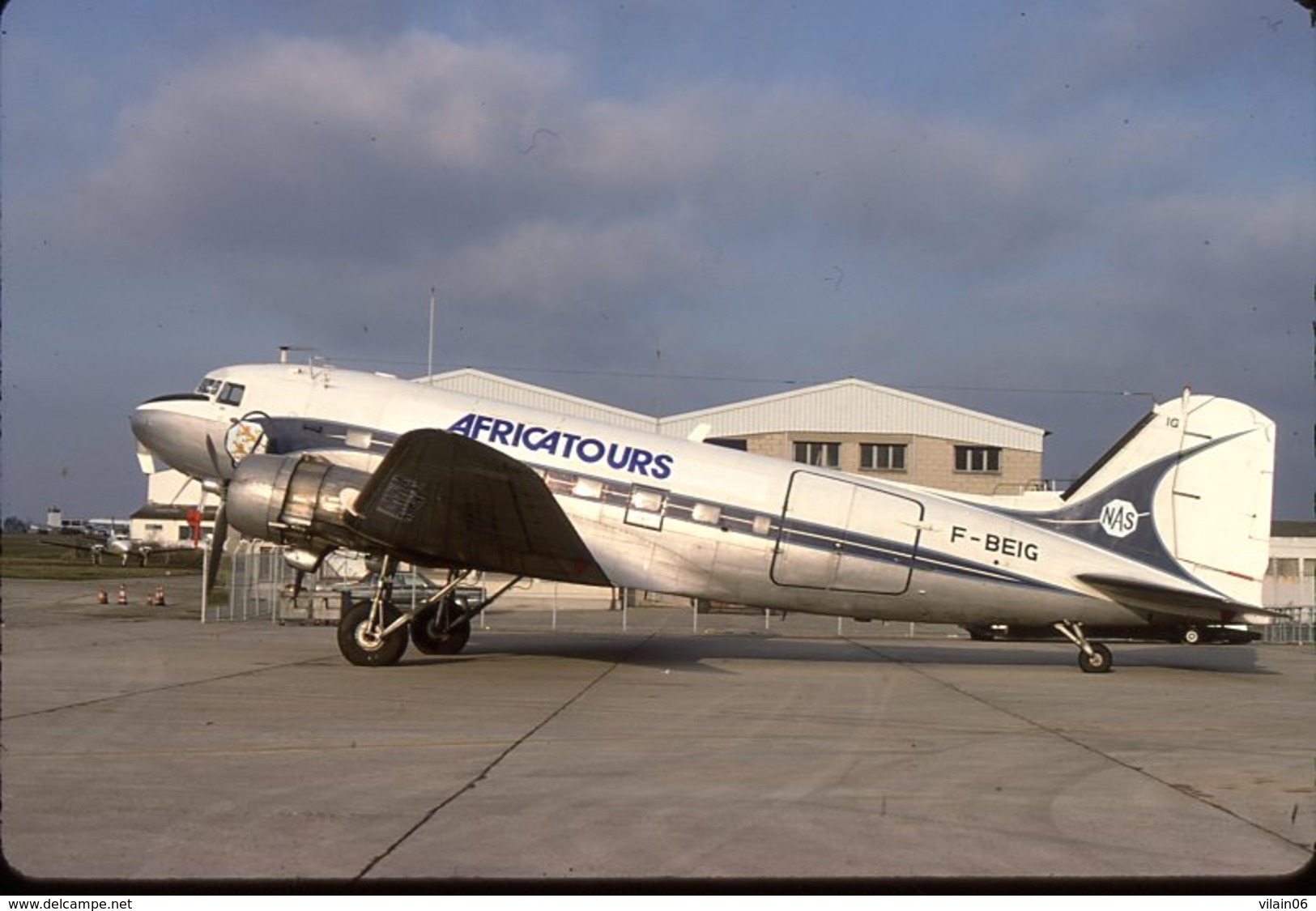 SLIDE / AVION / AIRCRAFT    KODAK   ORIGINAL     AFRICATOURS   DC 3   F-BEIG - Diapositives