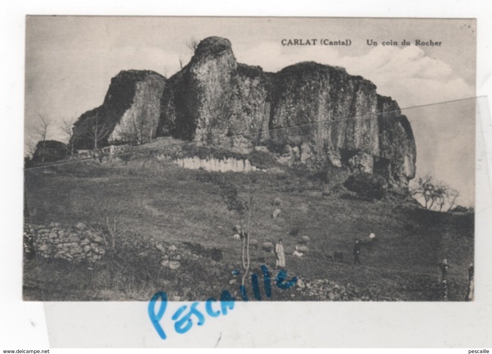 15 CANTAL - CP ANIMEE CARLAT - UN COIN DU ROCHER - COLL. LAHORIE - SANS NOM D'EDITEUR - Carlat