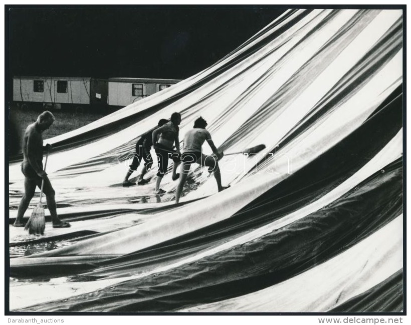 Cca 1970 V&aacute;ndorcirkusz S&aacute;tr&aacute;nak Takar&iacute;t&aacute;sa, Feliratozott Vintage Fot&oacute;... - Sonstige & Ohne Zuordnung