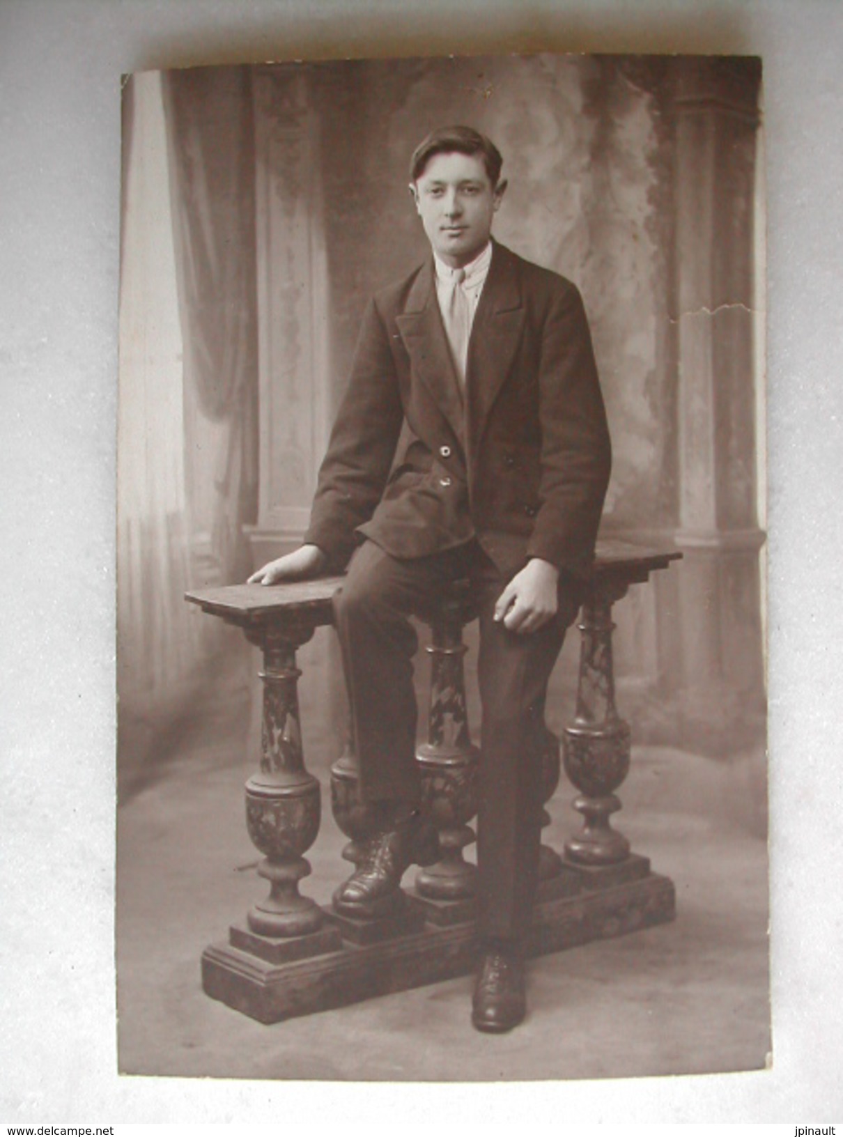 CARTE PHOTO - Homme Posant Assis Sur Une Console - Hommes