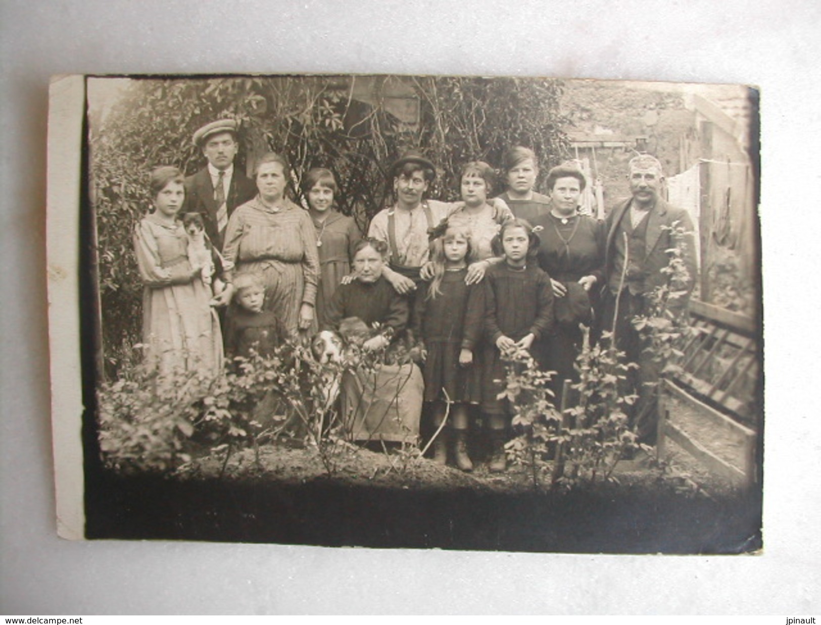 CARTE PHOTO - Photo De Famille Au Jardin - 1919 - Autres & Non Classés