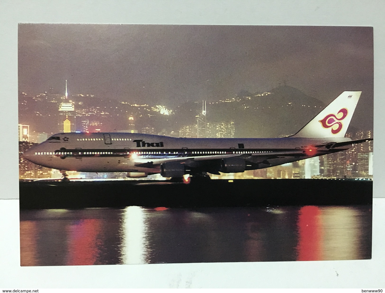 China Hong Kong Kai Tak International Airport Postcard, Airplane, Plane, Night View Of Thai Airways 747-700 - Cina (Hong Kong)