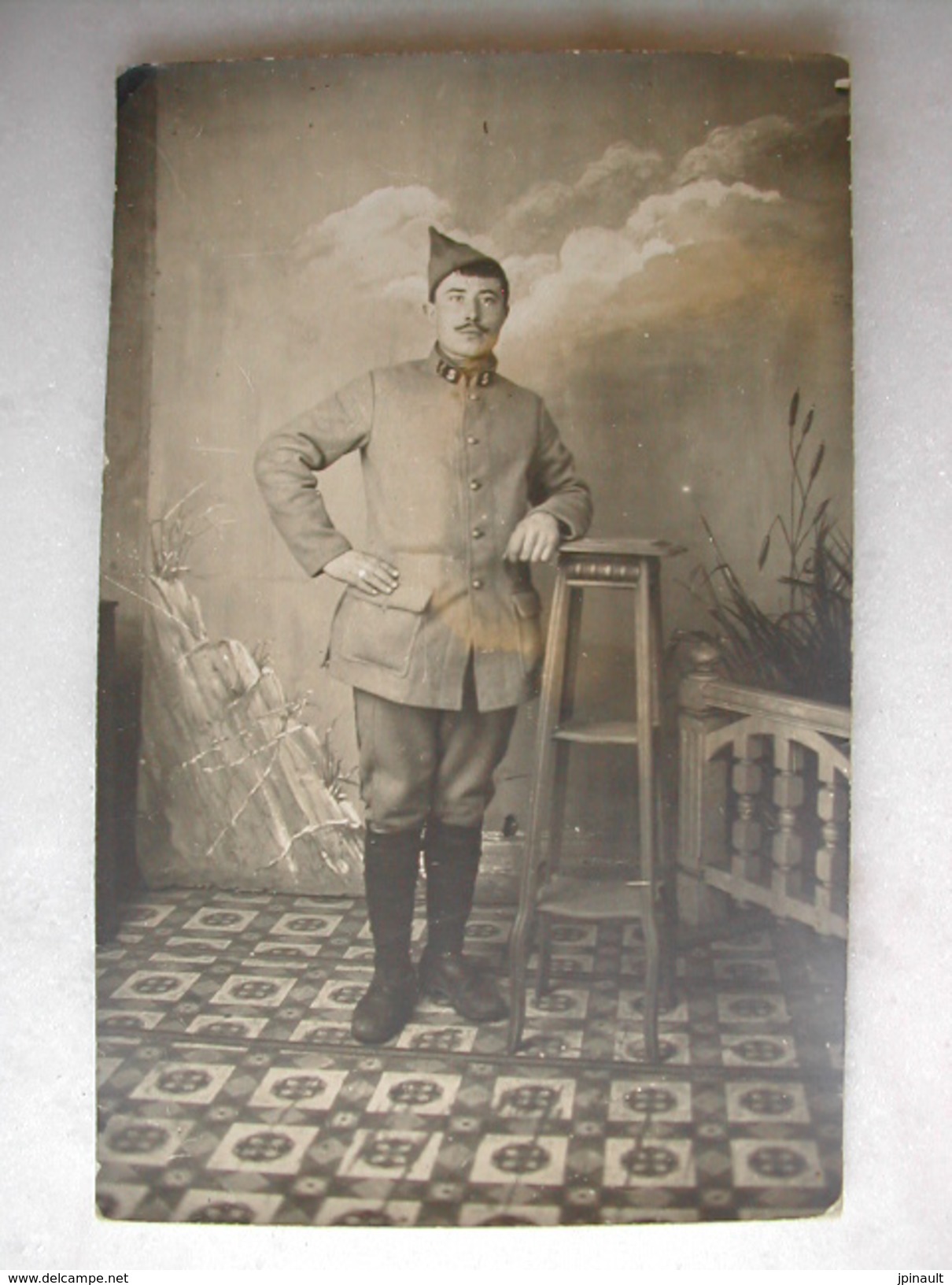 CARTE PHOTO - Militaire Posant En Tenue (5è Sur Le Col) - 1915 - Weltkrieg 1914-18