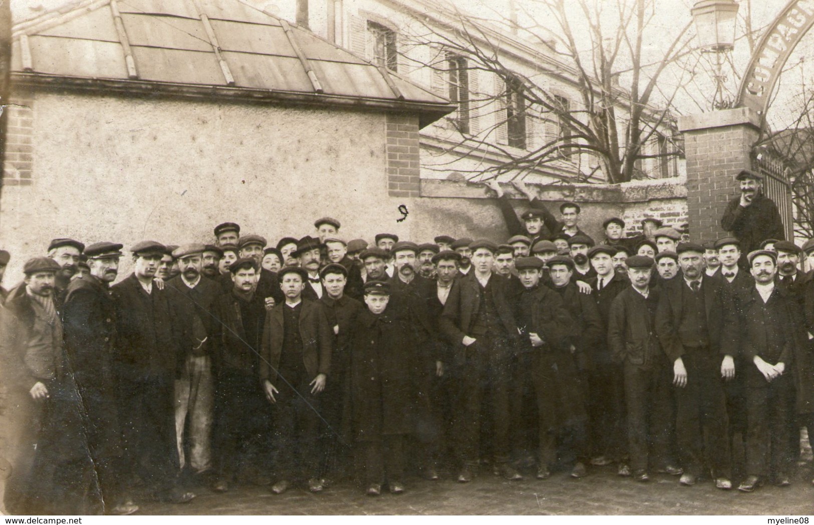 SUPERBE RARE CARTE PHOTO GREVE DE CHEMINOTS DEVANT LA COMPAGNIE DES CHEMINS DE FER DE L'EST- EPERNAY MARNE RARE - TOP - Epernay