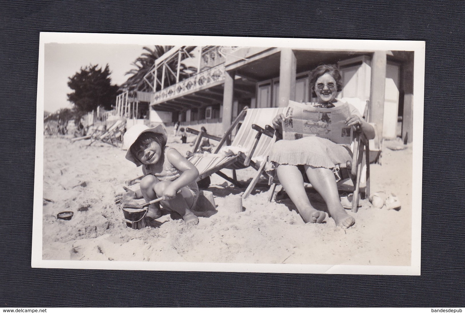 Photo Originale Vintage  Snapshot  Mere Et Petite Fille Sur La Plage à Juan Les Pins En 1934 Pâtés De Sable - Lieux