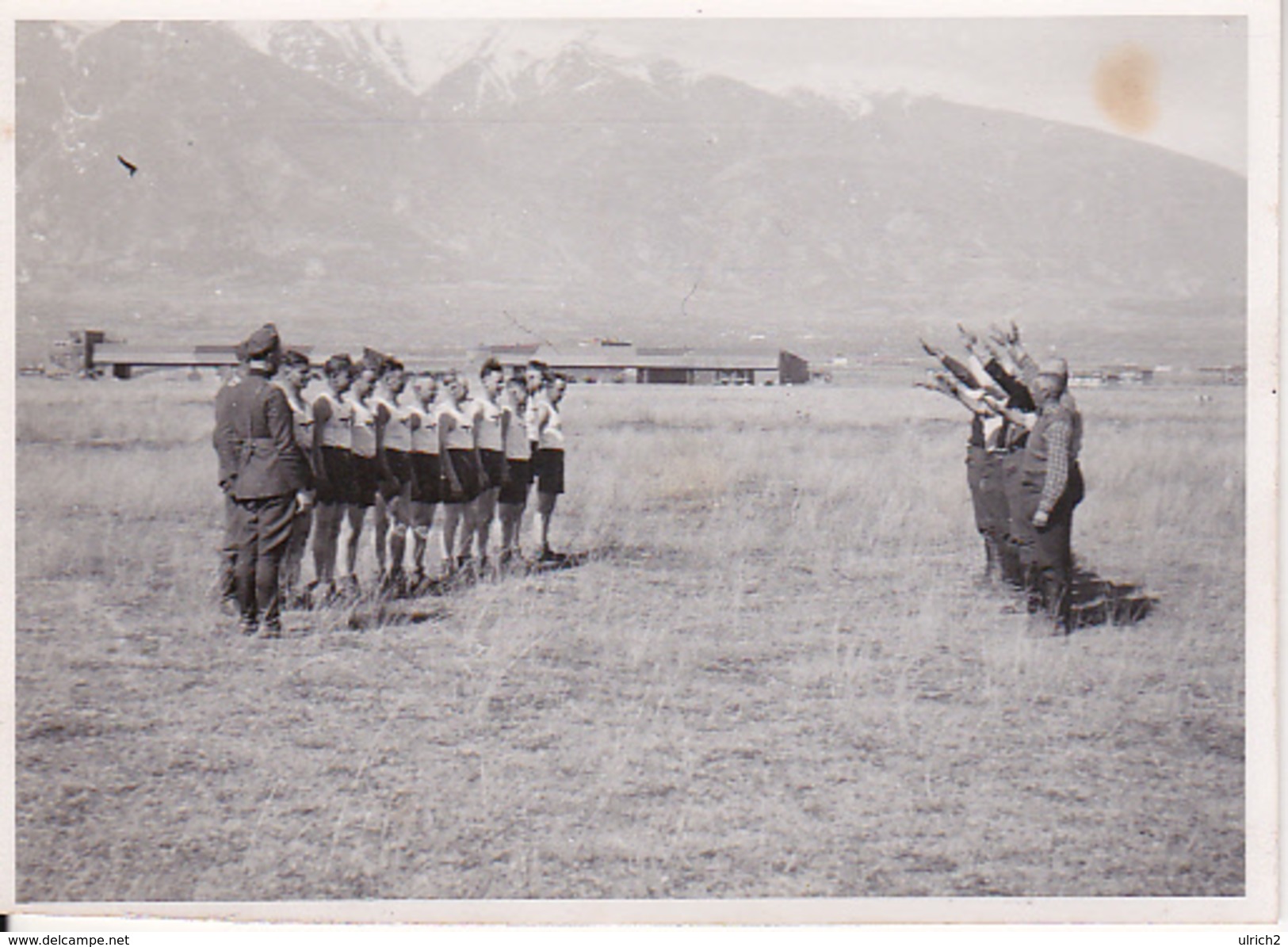 Foto Deutsche Soldaten In Sporttrikots - Fußballspiel - Rumänen Mit Hitlergruß -  Ca. 1940 - 8*5cm  (27615) - Krieg, Militär