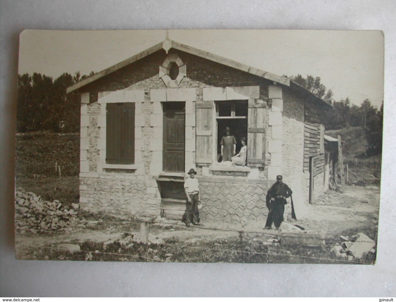 CARTE PHOTO - Famille Posant Devant Une Maison - Children And Family Groups