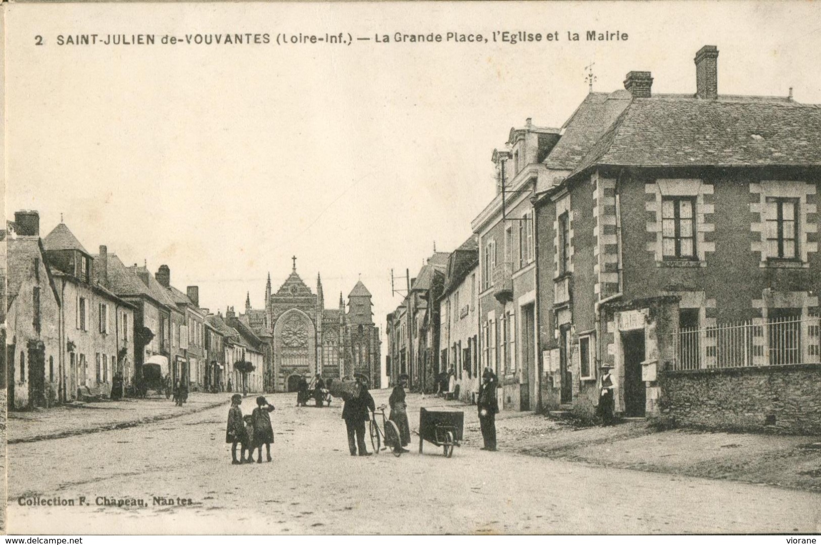 La Grande Place, L'Eglise Et La Mairie - Saint Julien De Vouvantes