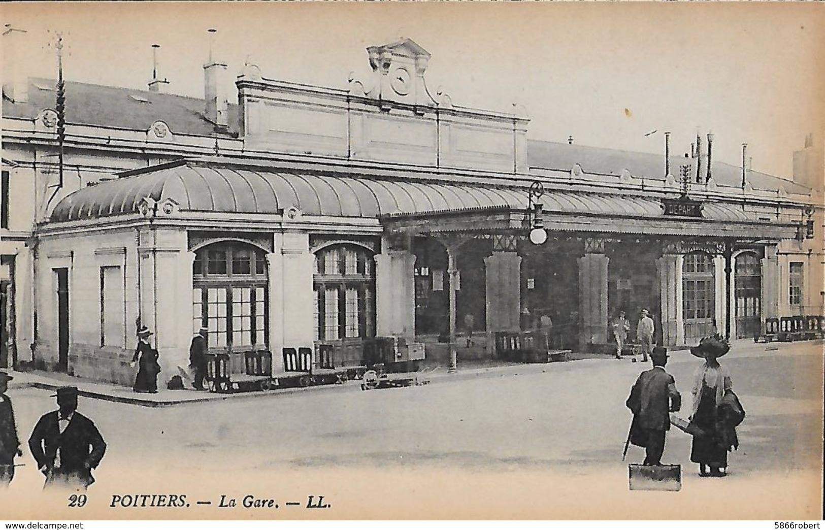 CARTE POSTALE ORIGINALE ANCIENNE : POITIERS LA PLACE DE LA GARE  ANIMEE  VIENNE (86) - Bahnhöfe Ohne Züge