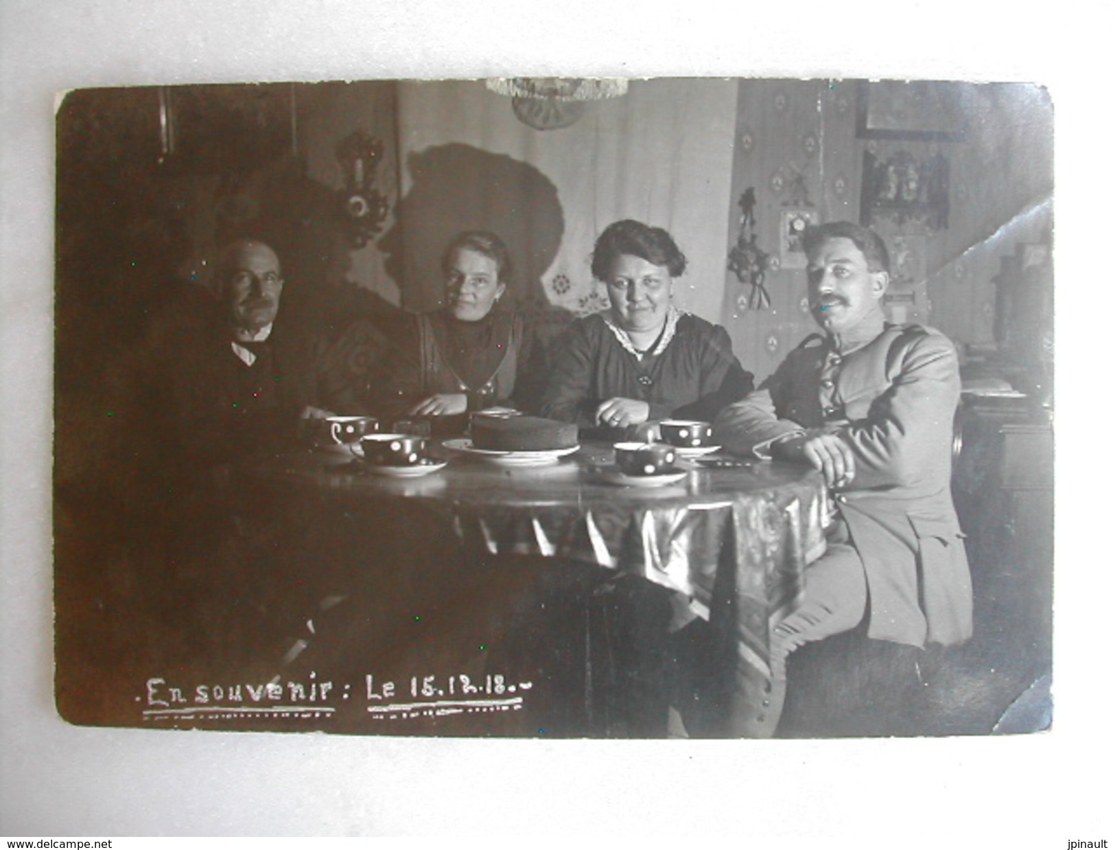 CARTE PHOTO - Réunion De Famille Dont Un Militaire - 1918 - Other & Unclassified