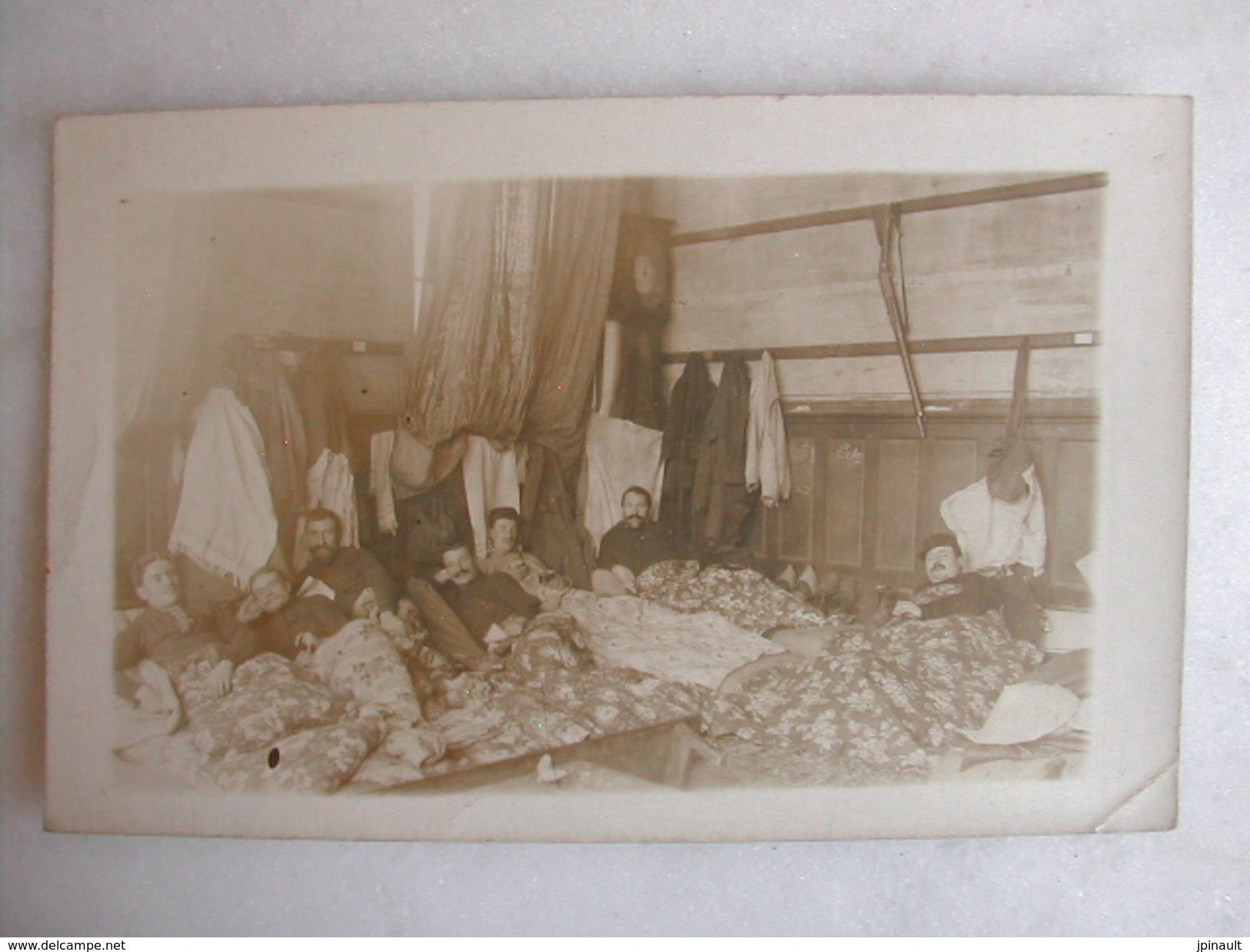 CARTE PHOTO - Militaires Au Couchage - Regimente