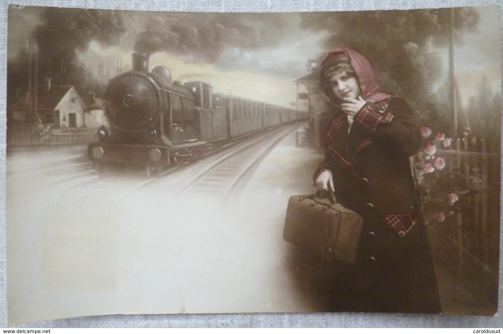 CPA Litho PHOTO MONTAGE Bonjour De ... SOUVENIR  DE...  Femme VALISE ET GARE TRAIN RAILS VAPEUR - Greetings From...