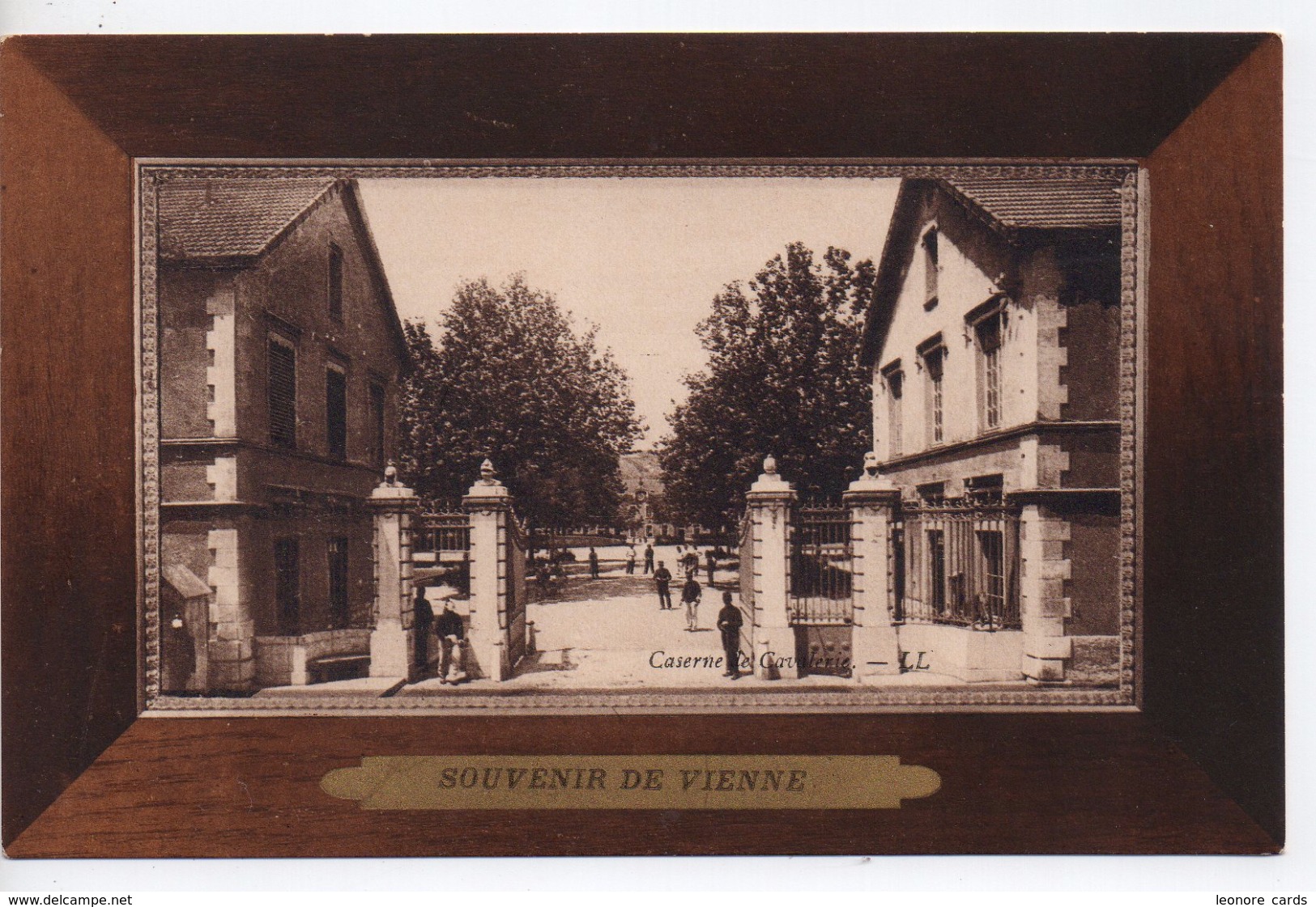 CPA.38.Vienne.Souvenir De Vienne.Caserne De Cavalerie.animé Personnages. - Vienne