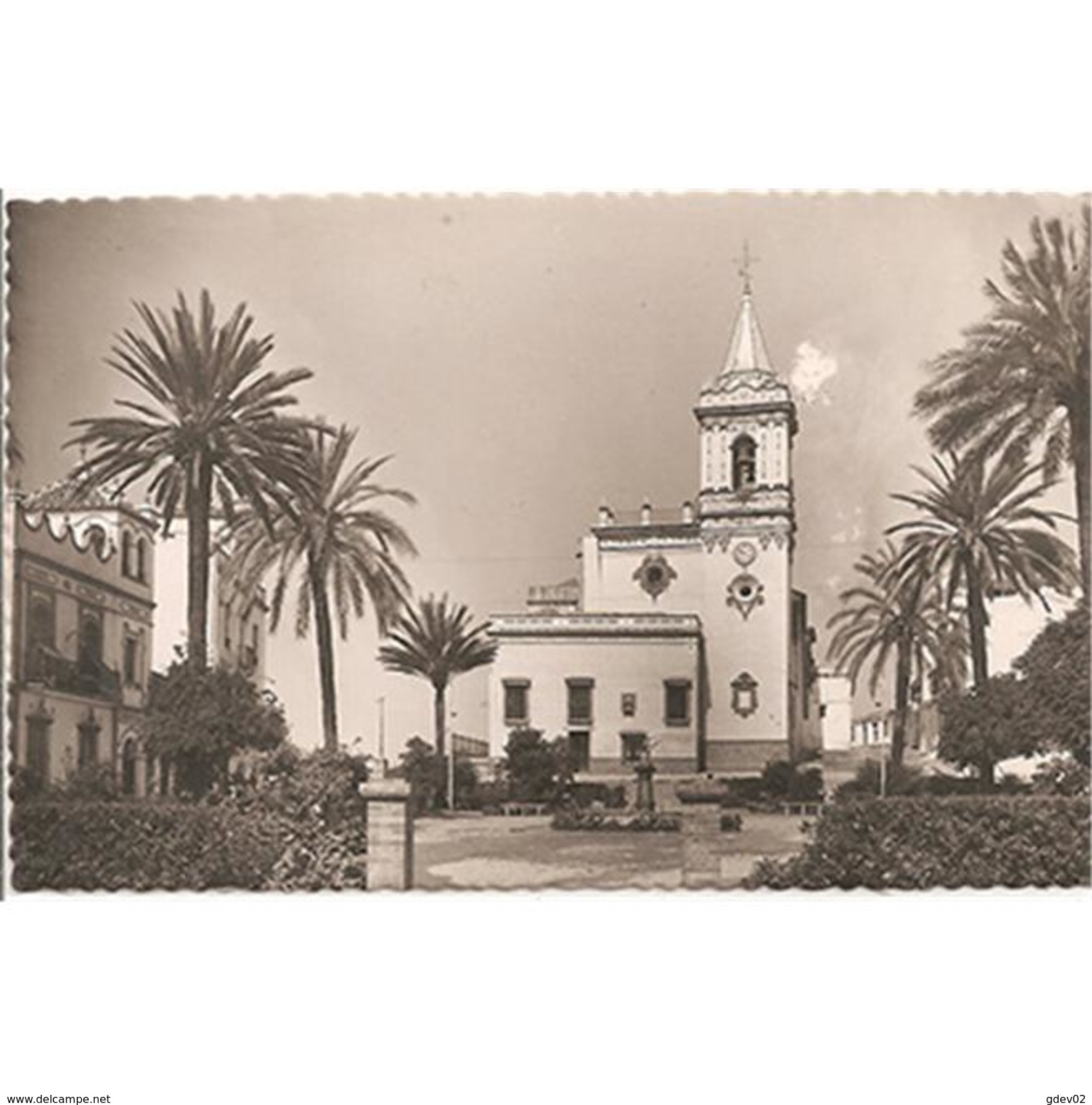 HLVTP7298-LFTD6746.Tarjeta Postal DE HUELVA.Edificios.arboles,FUENTE,jardines.IGLESIA Y PLAZA DE SAN PEDRO  En  HUELVA - Huelva