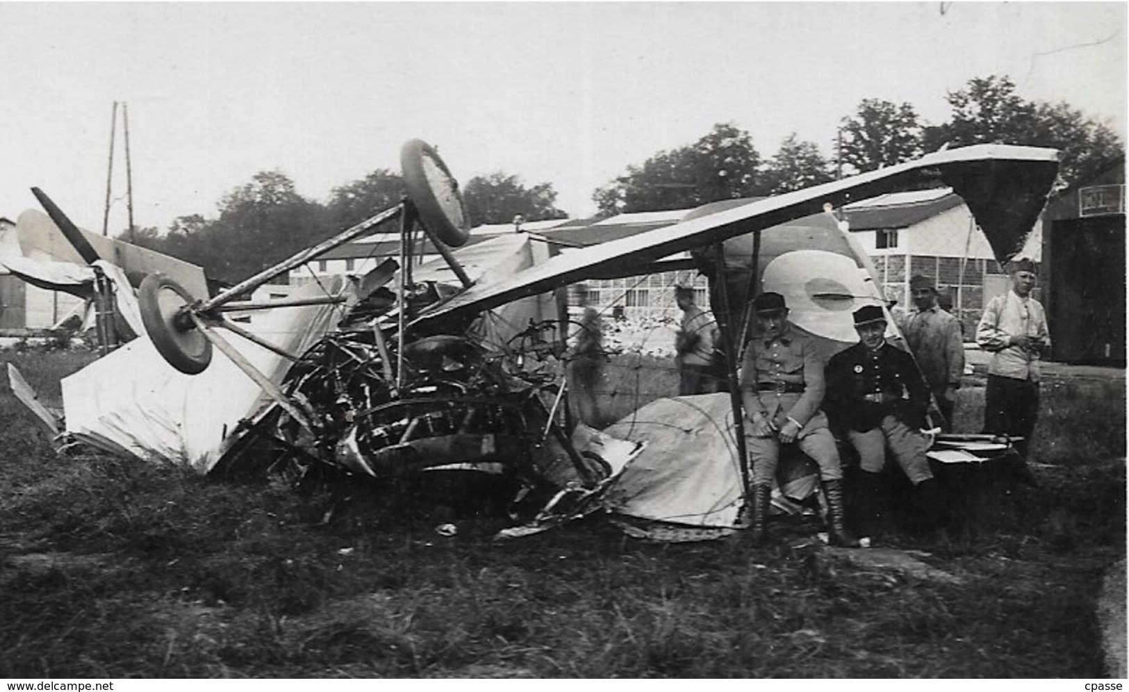 CPA CARTE-PHOTO AVIATION Militaire - Accident Du Capitaine Lagache (93 Aérodrome Du LE BOURGET) ** Avion Aviateur - Accidents