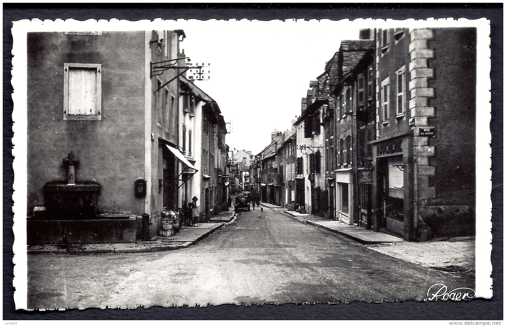 CP PHOTO- FRANCE- SAINT-CHÉLY-D'APCHER (48)- ALT. 1000 M- RUE THEOPHILE ROUSSEL AVEC ANIMATION- FONTAINE- COMMERCES - Saint Chely D'Apcher