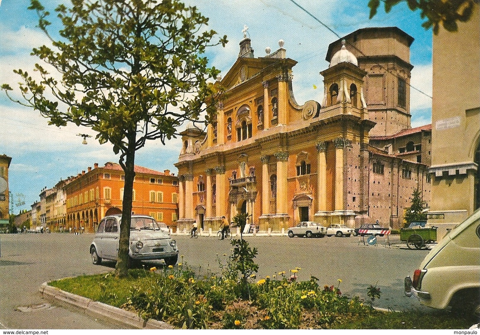 Italie. CPM. Emilie-Romagna. Carpi. Cathédrale (Duomo)  (animée, Autos, Fiat 500-850, Lancia, Alfa Roméo) - Carpi