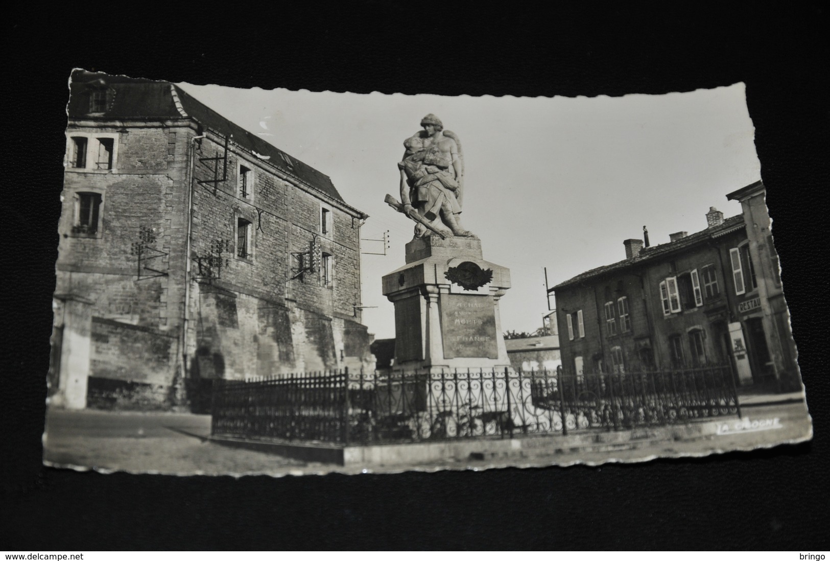 244- Stenay, Monument Aux Morts - Stenay