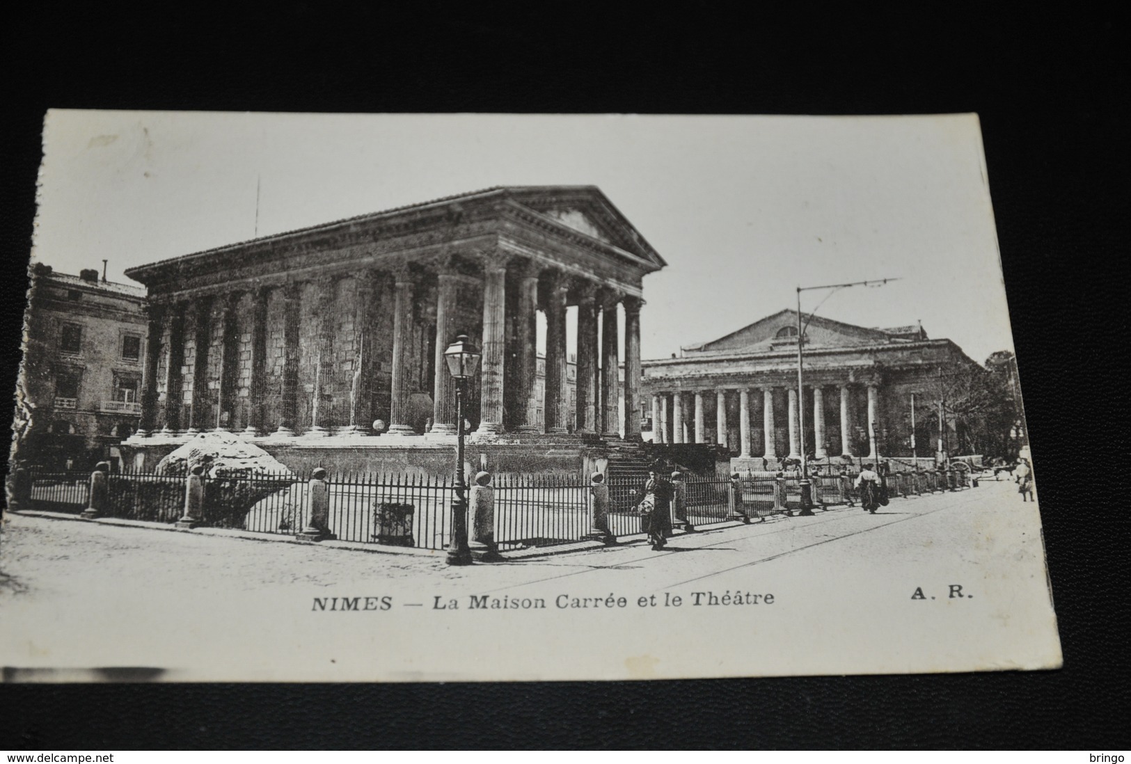 276- Nimes, La Maison Carrée Et Le Théâtre - Nîmes