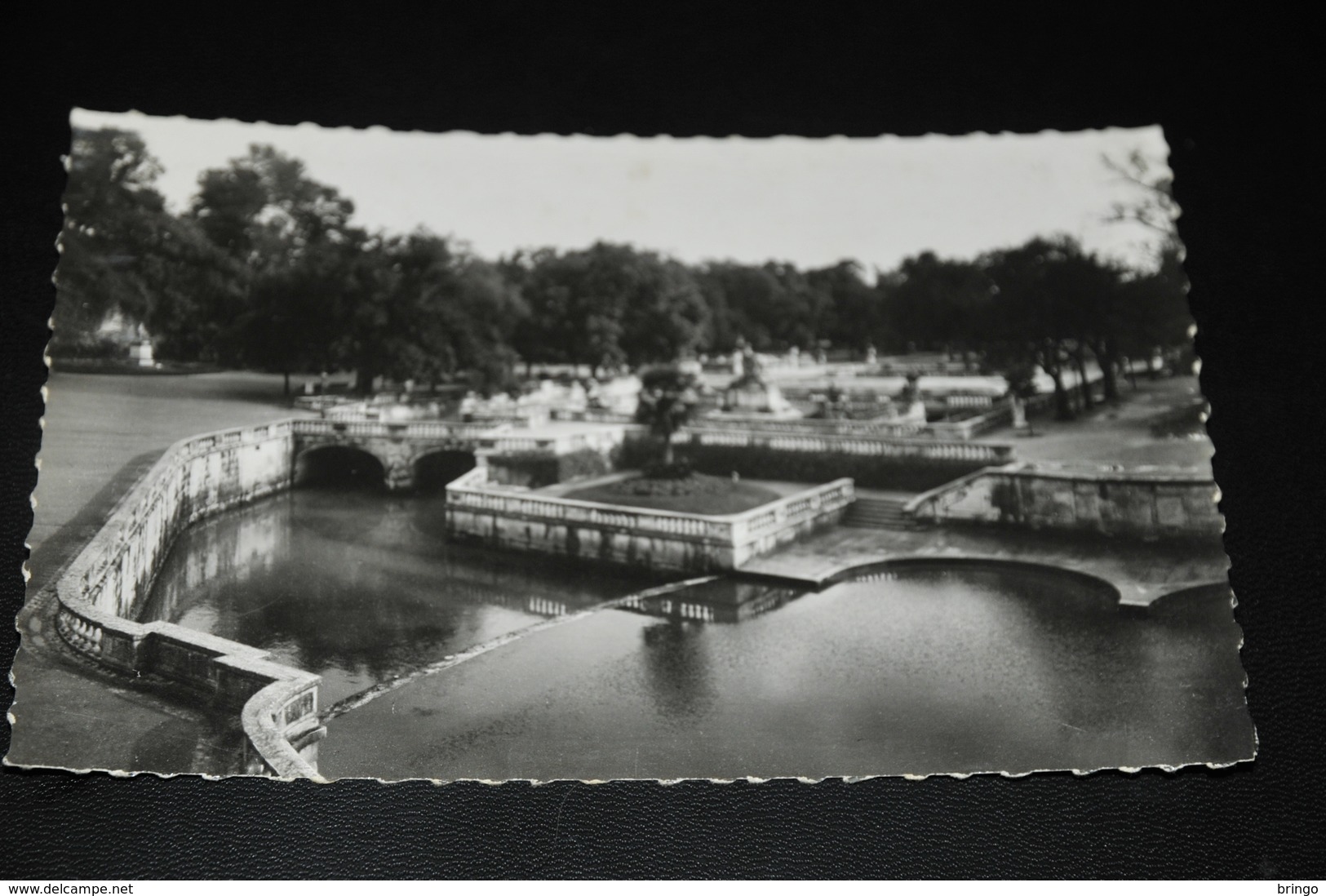 282- Nimes, Le Jardin De La Fontaine - Nîmes