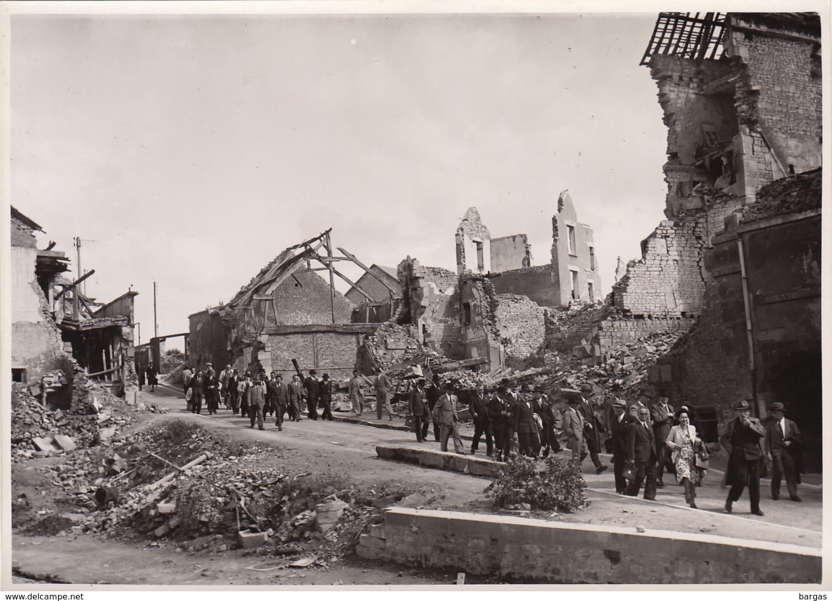 Photo Guerre Caen Ruines Visite Du Comité De Solidarité SNCF 18x13cm - Guerre, Militaire