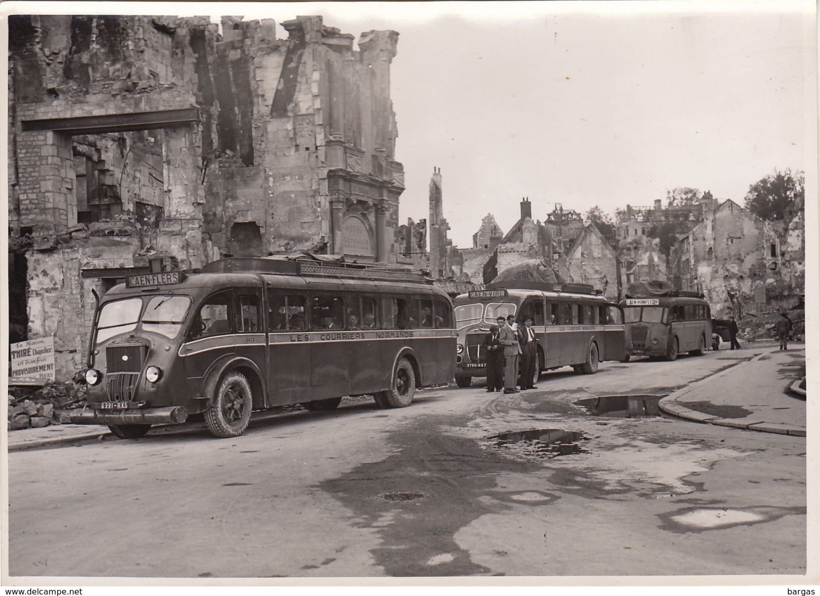 Photo Guerre Caen Ruines Car Autobus Flers Vire Visite Du Comité De Solidarité SNCF 18x13cm - Guerre, Militaire