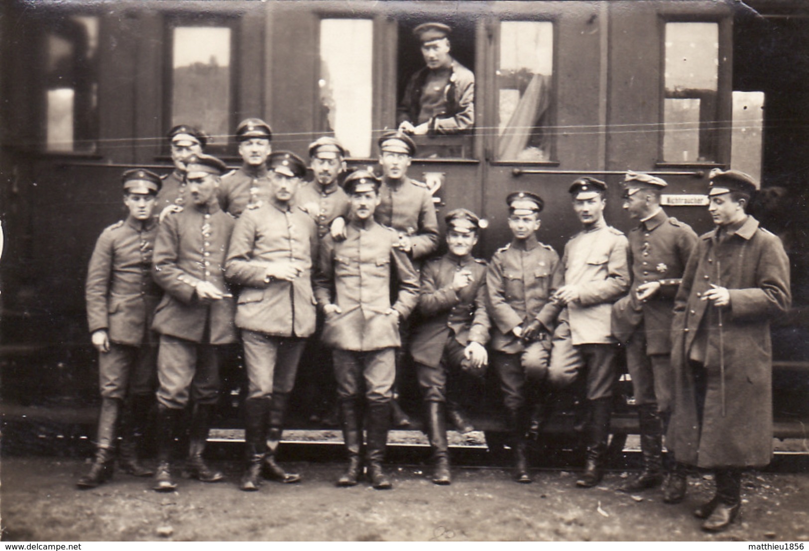 Photo 14-18 Officiers Allemands Devant Leur Train, En Route Pour La Flandre, Flandern (A168, Ww1, Wk 1) - Guerre 1914-18