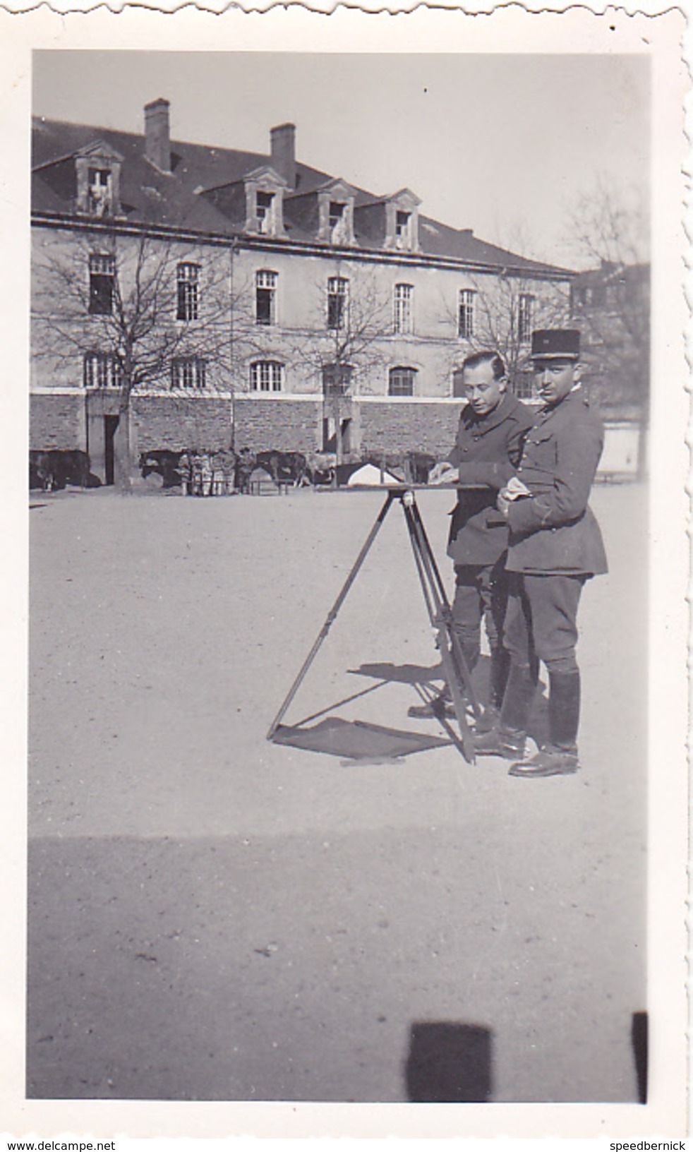 26137 Cinq 5 Photo Rennes 35 Caserne Colombier ? Arsenal ?  -  France -1938- Le Gonio -cour Quartier Militairie Soldat - Guerre, Militaire